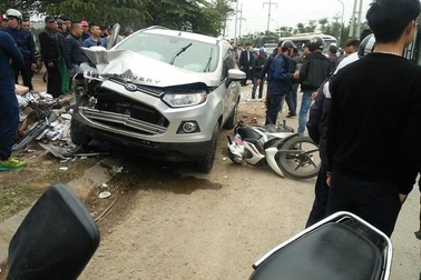 Hà Nội: 4 người thương vong sau cú đâm liên hoàn của xe Ford Ecosport