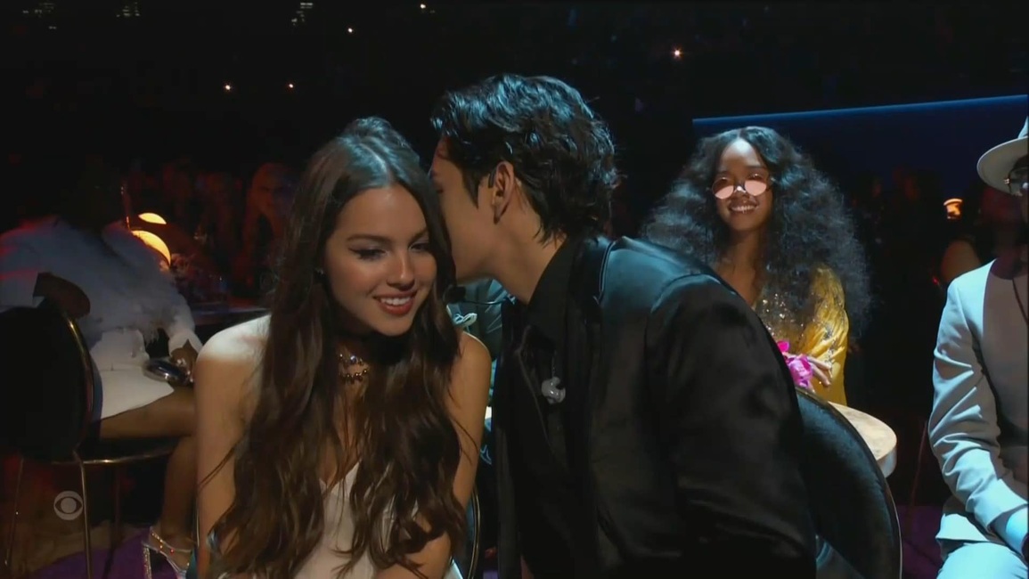 Grammy: Khoảnh khắc nói thầm gây sốt của thành viên BTS và Olivia Rodrigo - 2 Grammy: Khoảnh khắc nói thầm gây sốt của thành viên BTS và Olivia Rodrigo - 2