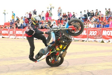 Thót tim với màn trình diễn mô-tô phân khối lớn tại Cần Thơ