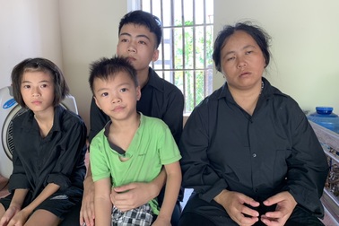 Bố chết thảm, mẹ tâm thần, ba đứa trẻ sống lay lắt không nơi nương tựa