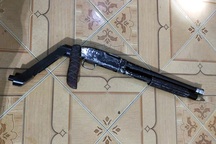 Lộ khẩu súng tự chế, gã đàn ông bị bắt vì tàng trữ hơn 1.000 viên ma túy