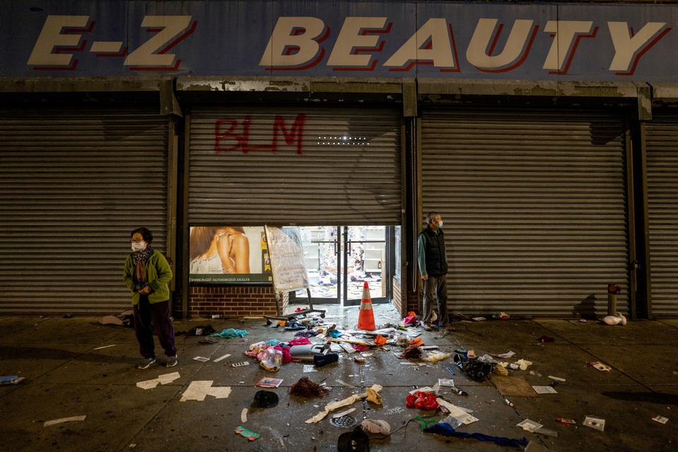 Bạo loạn, hôi của bùng phát sau vụ cảnh sát Mỹ bắn chết người da màu - 11 Bạo loạn, hôi của bùng phát sau vụ cảnh sát Mỹ bắn chết người da màu - 11