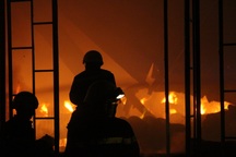 Hàng trăm cảnh sát khống chế đám cháy lớn giữa khu dân cư