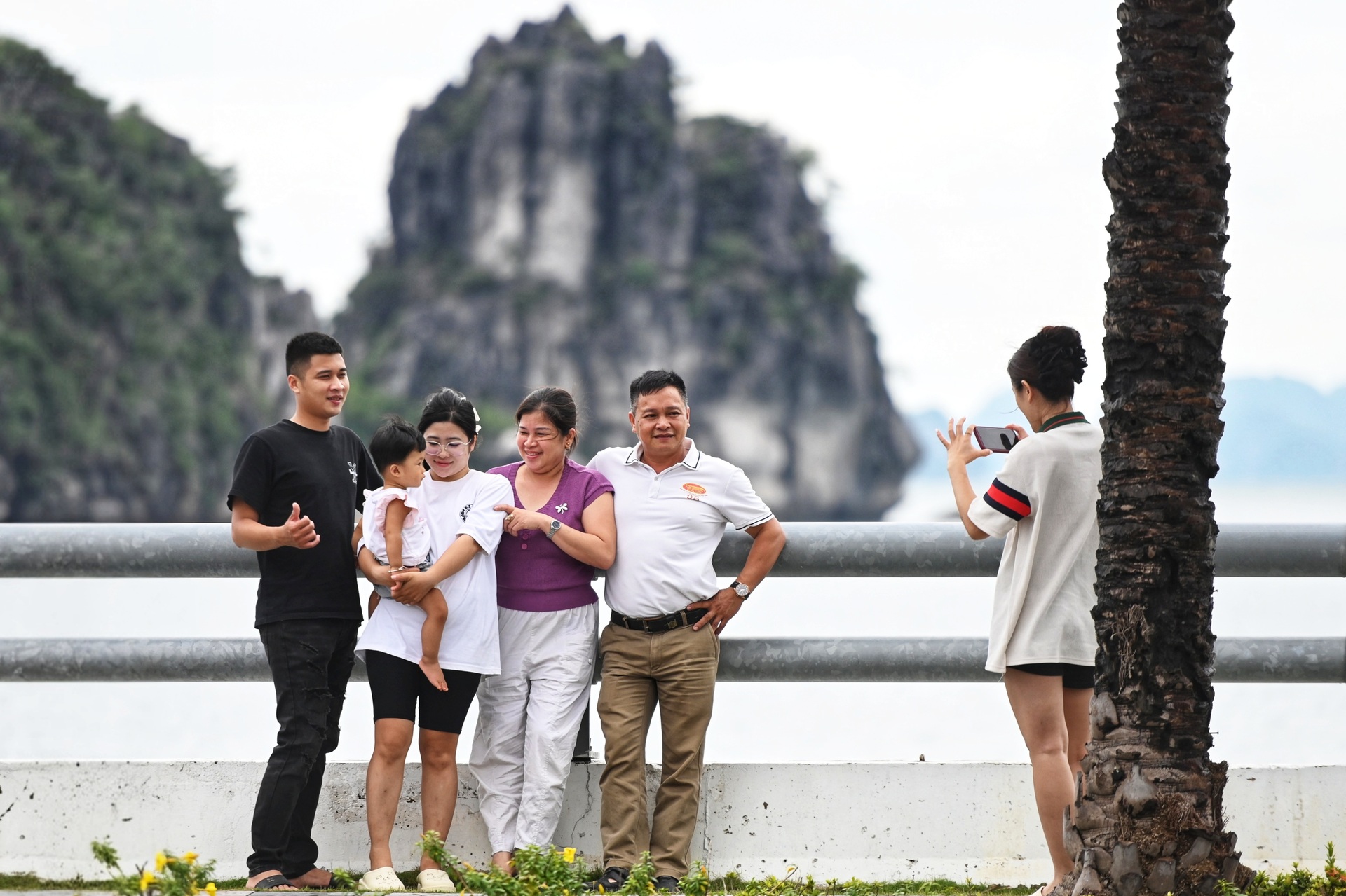 Người dân Hạ Long thở phào khi bão Ragasa suy yếu - 11 Người dân Hạ Long thở phào khi bão Ragasa suy yếu - 11