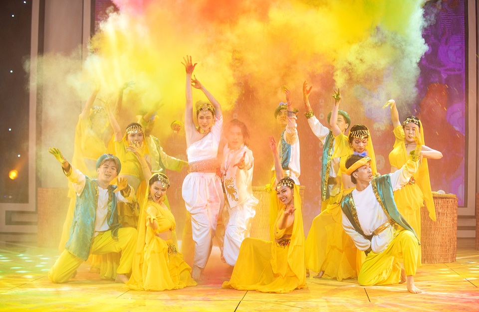 Diệp Bảo Ngọc mang lễ hội sắc màu Holi lên sân khấu - 5 Diệp Bảo Ngọc mang lễ hội sắc màu Holi lên sân khấu - 5