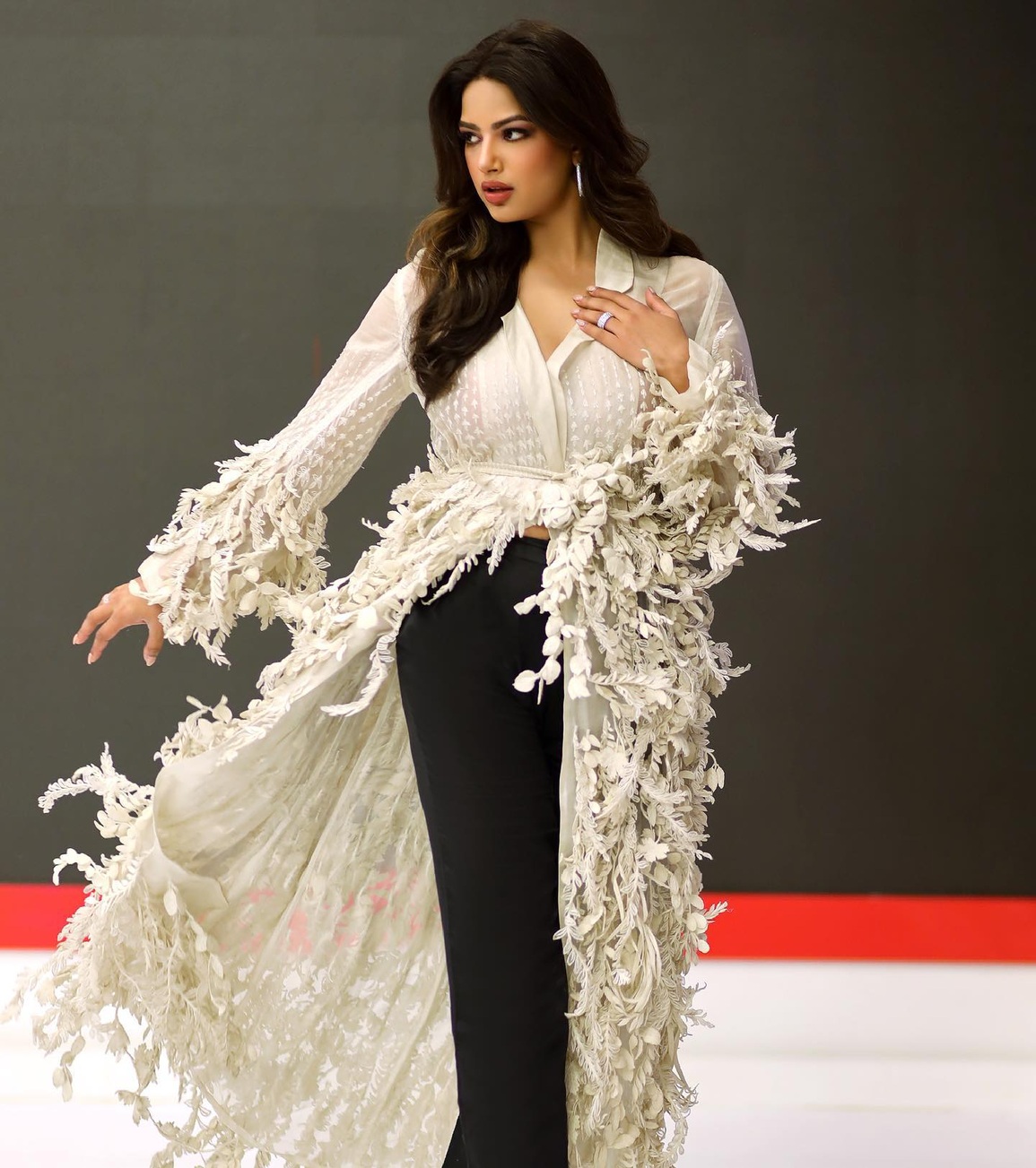 Hoa hậu Hoàn vũ 2021 được khen mặc đẹp và quyến rũ hơn dù mũm mĩm - 9 Hoa hậu Hoàn vũ 2021 được khen mặc đẹp và quyến rũ hơn dù mũm mĩm - 9