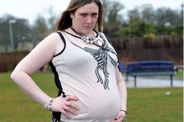 Người phụ nữ 15 năm mang “bụng bầu”