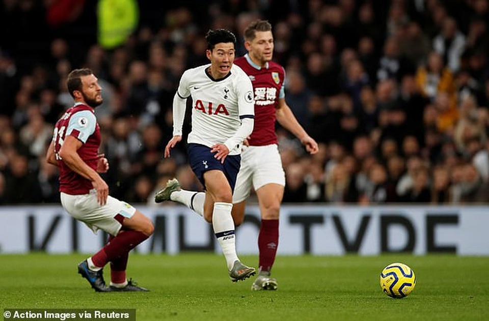 Son Heung Min lập siêu phẩm với pha đi bóng qua 8 cầu thủ - 3 Son Heung Min lập siêu phẩm với pha đi bóng qua 8 cầu thủ - 3