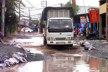 Xe quá tải cày nát đường dân sinh