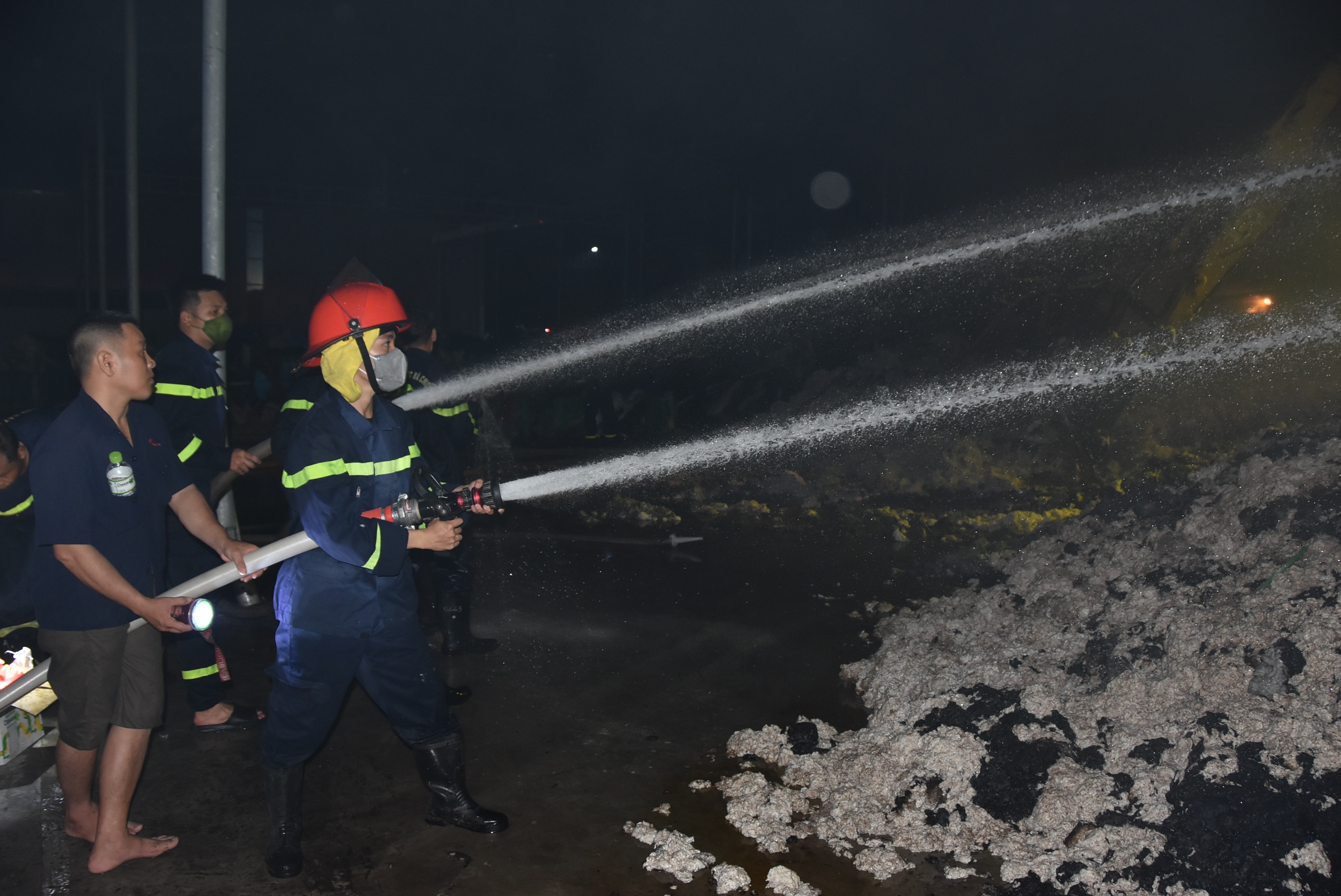 Cháy lớn trong khu công nghiệp Long Giang tối 27 Tết - 1
