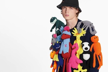 "Đừng đùa" với chiếc áo len này, nó có giá... 185 triệu đồng