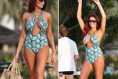 Người đẹp Anh gợi cảm khi chơi thể thao