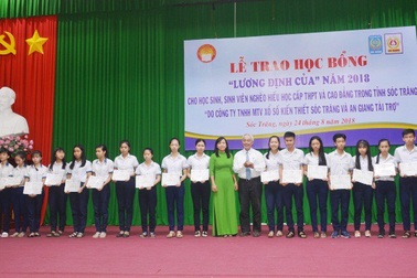 Trao học bổng Lương Định Của đến học sinh, sinh viên nghèo