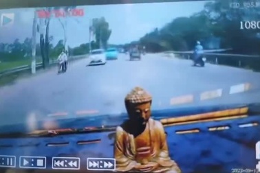 Áo chống nắng quật ngã người phụ nữ ngồi sau xe máy