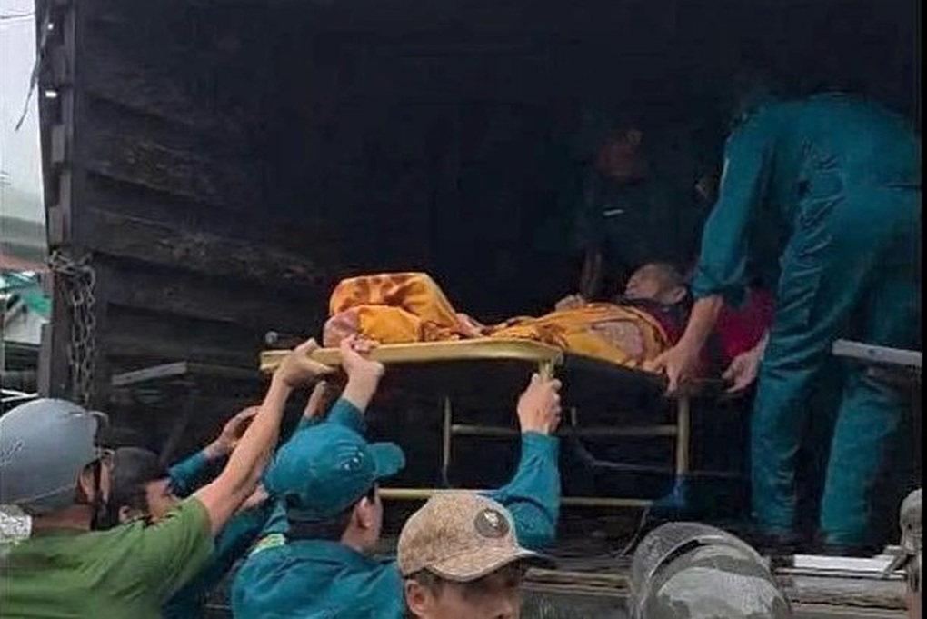 Dùng xe đặc chủng đưa cụ ông qua điểm ngập 1m để đi cấp cứu - 1 Dùng xe đặc chủng đưa cụ ông qua điểm ngập 1m để đi cấp cứu - 1