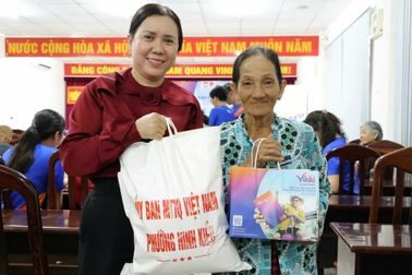 Phường trung tâm ở Cần Thơ tặng điện thoại thông minh cho hộ nghèo