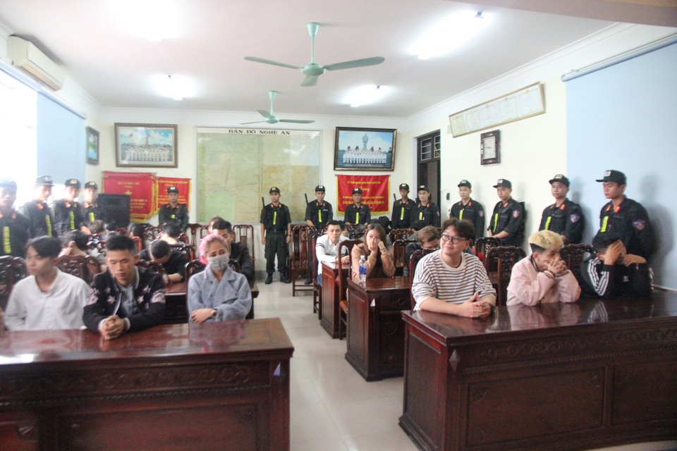 Cảnh sát đột kích quán bar bắt quả tang nhóm thanh niên đang “bay lắc” - 2 Cảnh sát đột kích quán bar bắt quả tang nhóm thanh niên đang “bay lắc” - 2