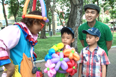 Minh Xù cố gắng giúp bé thực hiện ước mơ dù sợ… bong bóng