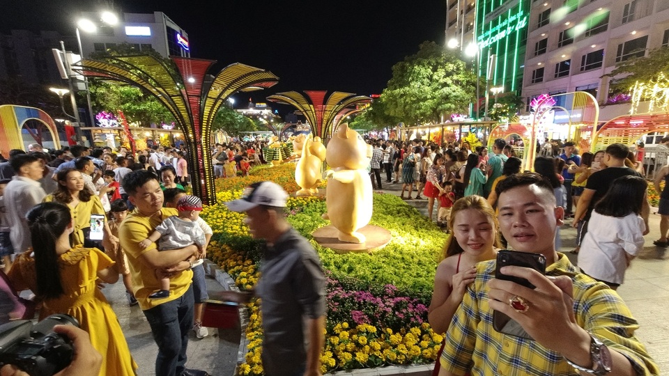 Háo hức chờ mở cửa đường hoa Nguyễn Huệ, khách nước ngoài chuẩn bị áo dài, nón lá trước cả tuần - 17 Háo hức chờ mở cửa đường hoa Nguyễn Huệ, khách nước ngoài chuẩn bị áo dài, nón lá trước cả tuần - 17