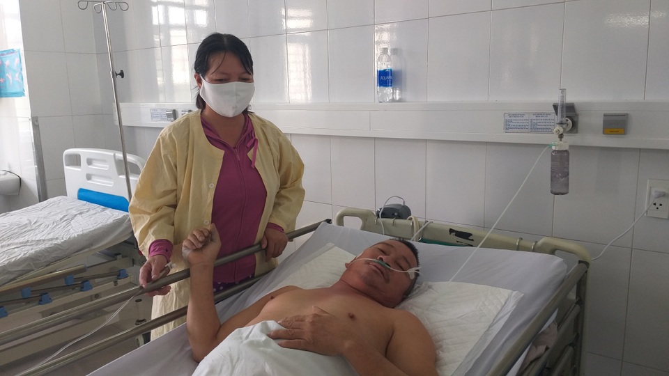 Xót xa cảnh người phụ nữ quay quắt từng đồng để cứu chồng - 2 Xót xa cảnh người phụ nữ quay quắt từng đồng để cứu chồng - 2