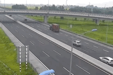 Lại có xe đi lùi trên cao tốc