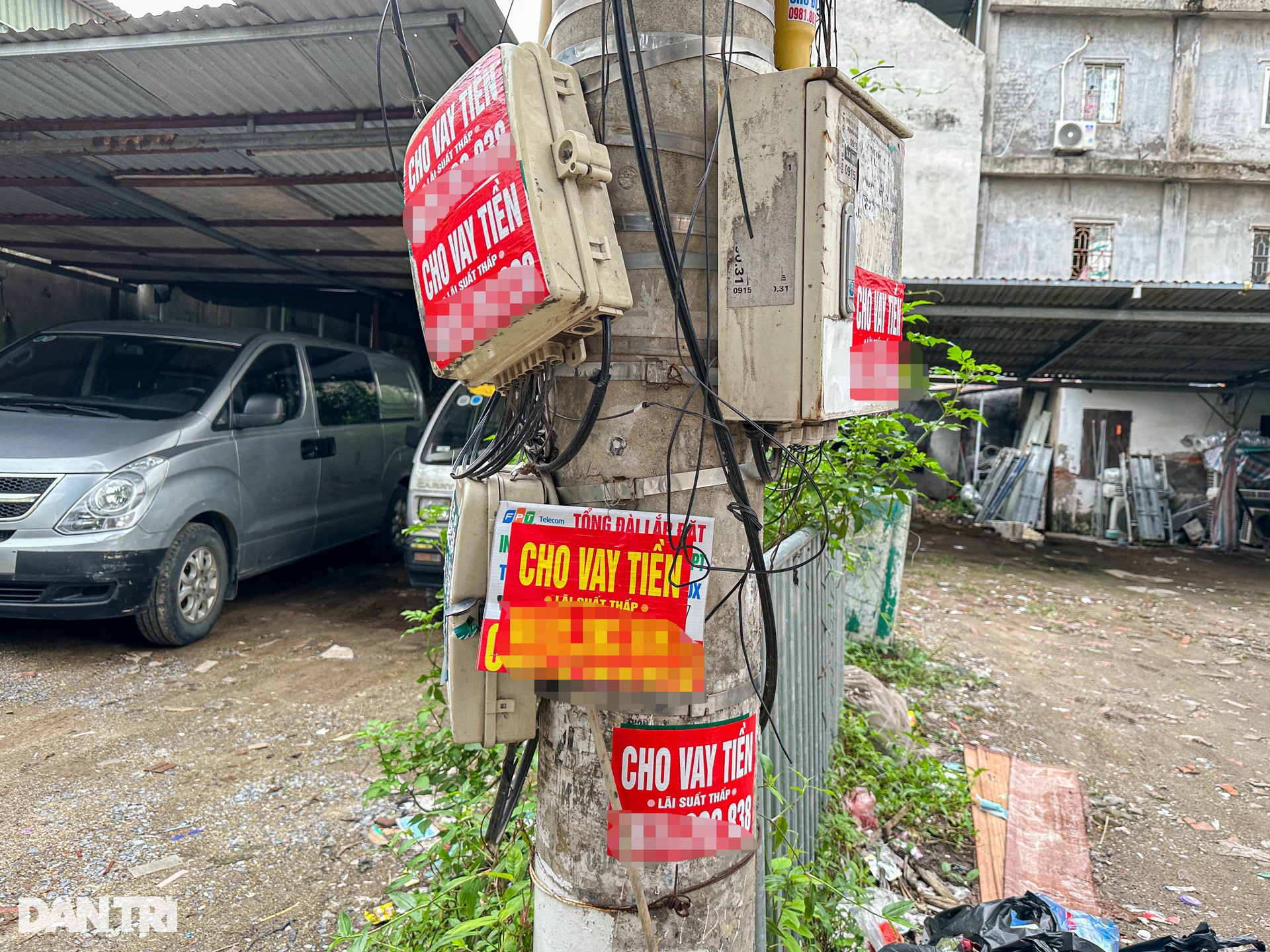 Cột điện, trạm biến áp ở Hà Nội bị quảng cáo, rao vặt bức tử - 6 Cột điện, trạm biến áp ở Hà Nội bị quảng cáo, rao vặt bức tử - 6