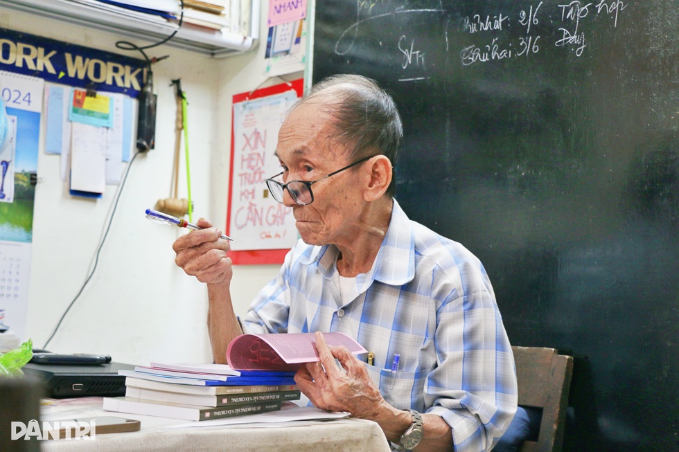 Thí sinh gần 90 tuổi thi thạc sĩ ở Cần Thơ: Gà trống nuôi 4 con thành tài - 1 Thí sinh gần 90 tuổi thi thạc sĩ ở Cần Thơ: Gà trống nuôi 4 con thành tài - 1
