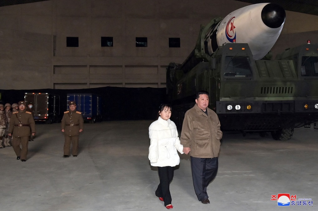 Con gái ông Kim Jong-un lần đầu lộ diện trong vụ phóng tên lửa - 3 Con gái ông Kim Jong-un lần đầu lộ diện trong vụ phóng tên lửa - 3