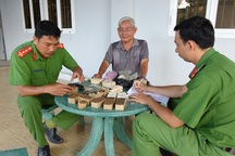 Nhiều cán bộ lão thành tự nguyện giao nộp vũ khí quân dụng