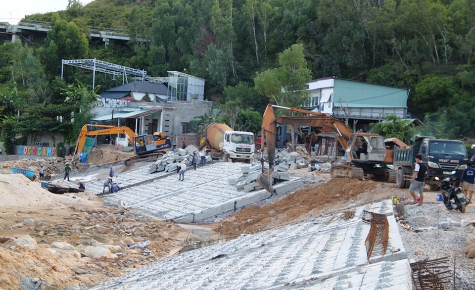 “Chạy đua với bão” xây dựng kè biển 99 tỷ bảo vệ làng chài - 4 “Chạy đua với bão” xây dựng kè biển 99 tỷ bảo vệ làng chài - 4