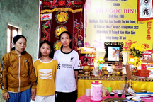 Chồng mất khi vừa sinh được ba ngày, vợ trẻ khóc nghẹn ôm 4 con cầu cứu