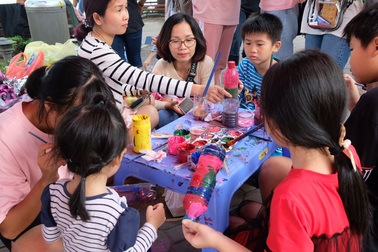 Học sinh Chu Văn An tặng quà các thầy cô giáo bằng sản phẩm tái chế từ rác thải nhựa