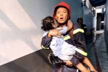 Giải cứu 6 người mắc kẹt trong vụ cháy ở khách sạn tại TPHCM