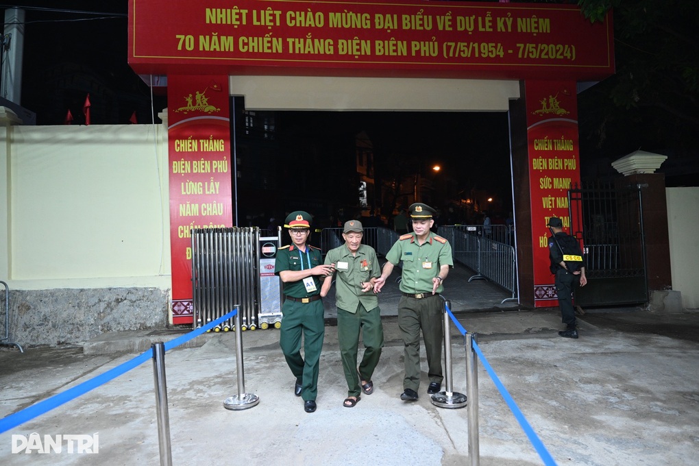 Hơn 300 cảnh vệ tham gia bảo vệ lễ kỷ niệm 70 năm chiến thắng Điện Biên Phủ - 4 Hơn 300 cảnh vệ tham gia bảo vệ lễ kỷ niệm 70 năm chiến thắng Điện Biên Phủ - 4