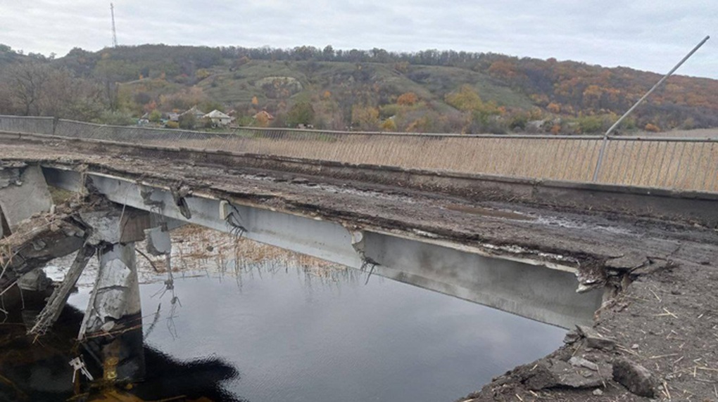 Nga đánh sập cầu, ngăn đà phản công của quân đội Ukraine - 1 Nga đánh sập cầu, ngăn đà phản công của quân đội Ukraine - 1