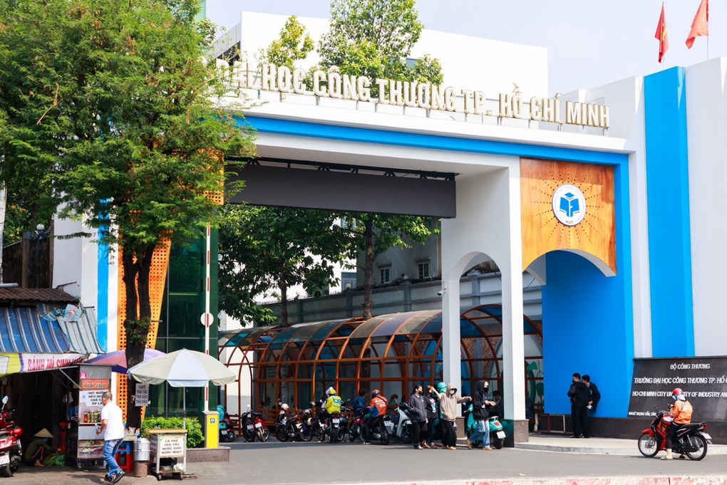 Trường đại học ở TPHCM phát hiện hàng loạt sinh viên học hộ, thi hộ - 1