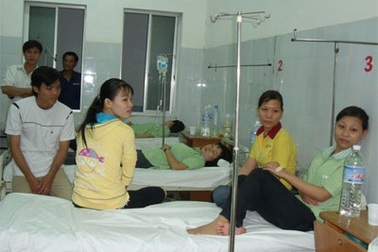 Gần 100 công nhân ngộ độc sau bữa ăn trưa