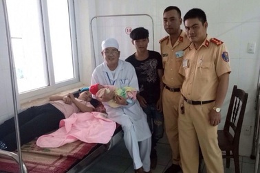 CSGT dùng xe tuần tra đưa sản phụ giữa đêm đẻ rớt trên đường đến viện