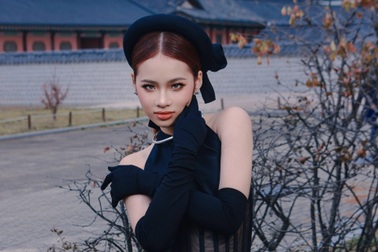 Mẫu nhí Bảo Hà diện yếm cách tân giữa thời tiết 2 độ C tại Hàn Quốc