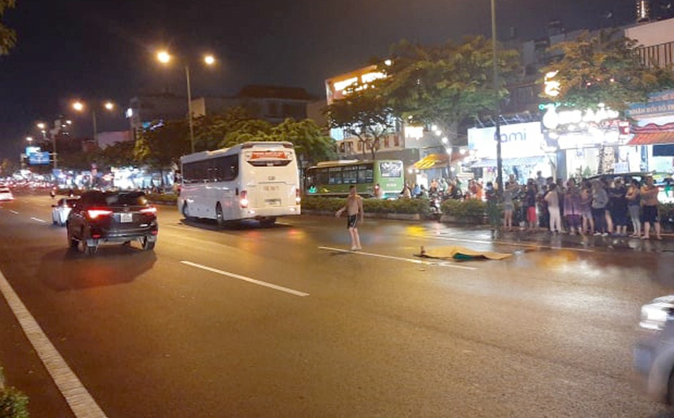 Xe buýt bốc cháy khi đang chạy, hành khách hú vía - 3 Xe buýt bốc cháy khi đang chạy, hành khách hú vía - 3