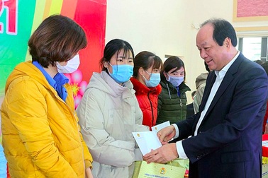 Bộ trưởng, Chủ nhiệm Văn phòng Chính phủ tặng quà cho người lao động