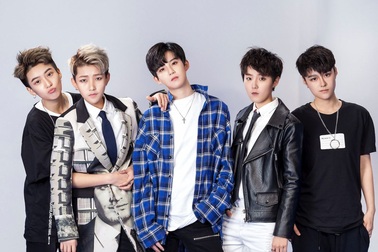 Kỳ lạ nhóm nhạc nam được lập nên bởi các… thành viên nữ