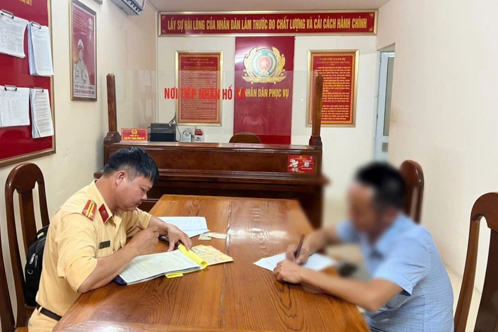 Tài xế xe đầu kéo đi sai làn trên quốc lộ 7 bị mời lên làm việc - 1 Tài xế xe đầu kéo đi sai làn trên quốc lộ 7 bị mời lên làm việc - 1