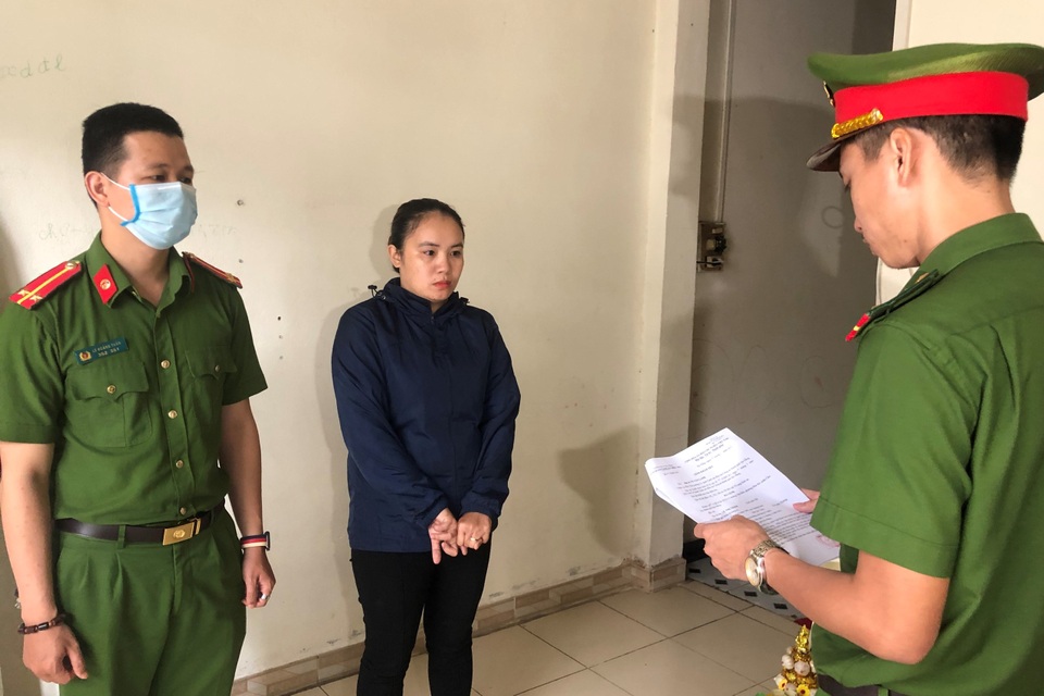 Nữ cửa hàng trưởng hô biến 38 điện thoại trị giá hơn 1 tỷ đồng - 1 Nữ cửa hàng trưởng hô biến 38 điện thoại trị giá hơn 1 tỷ đồng - 1