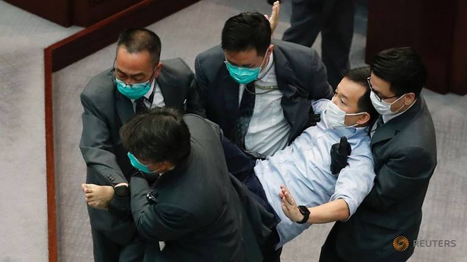 Nghị sĩ Hong Kong ẩu đả giữa cơ quan lập pháp - 3 Nghị sĩ Hong Kong ẩu đả giữa cơ quan lập pháp - 3