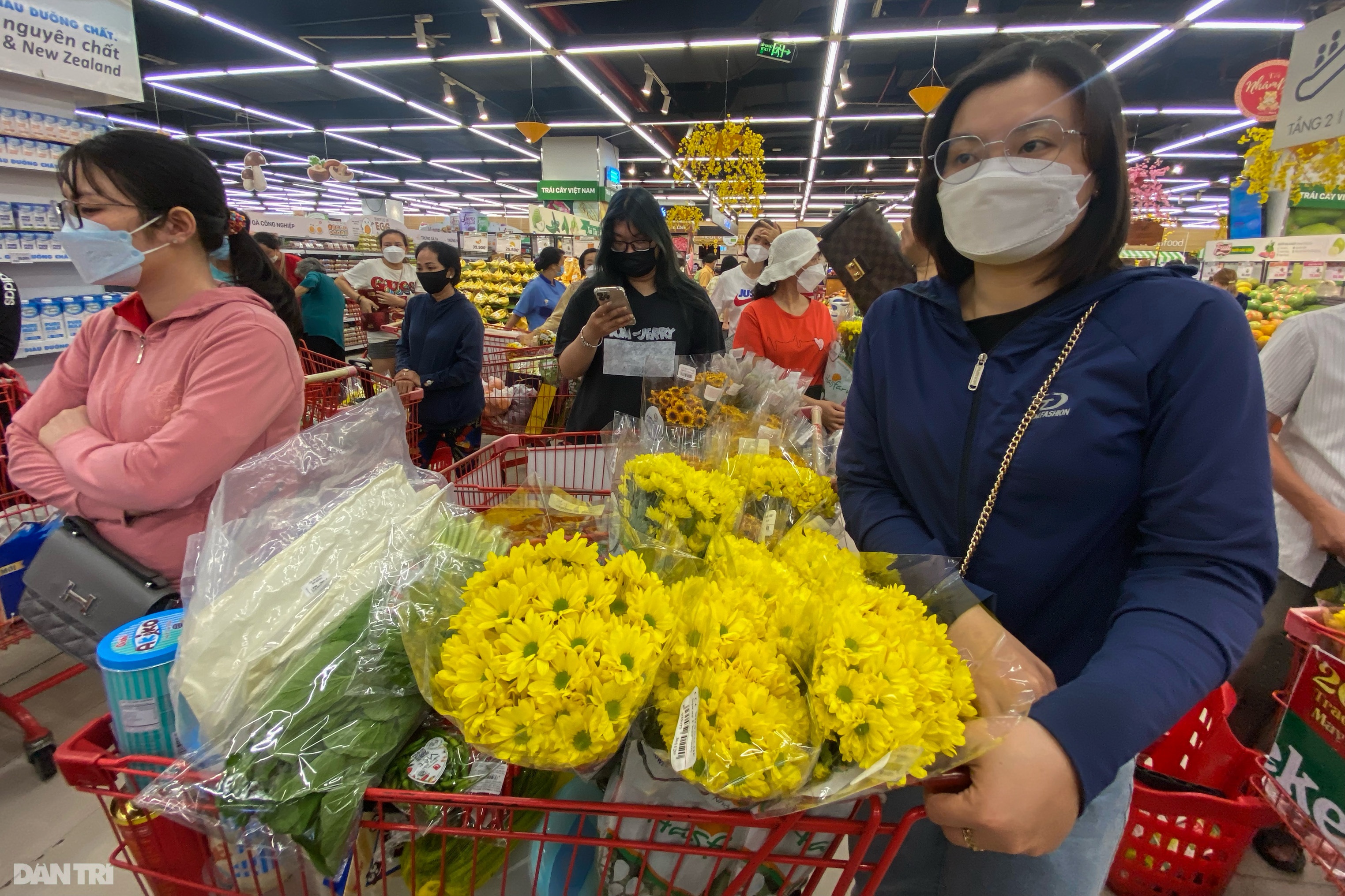 Khách chen chân xếp hàng 2 giờ mới đến lượt thanh toán tại siêu thị ở TPHCM - 10 Khách chen chân xếp hàng 2 giờ mới đến lượt thanh toán tại siêu thị ở TPHCM - 10