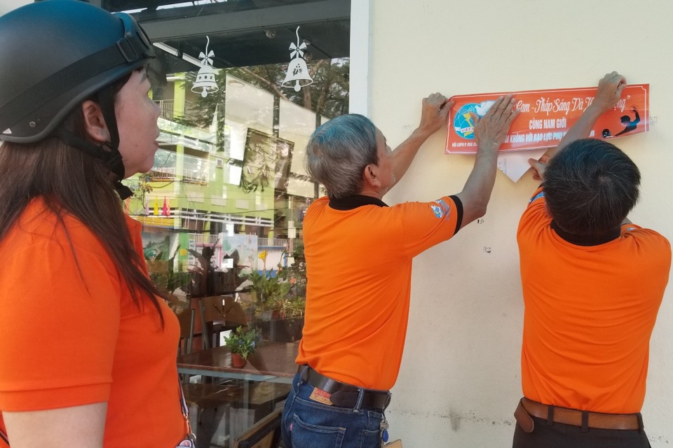 Khi nam giới tiên phong phòng chống bạo lực phụ nữ và trẻ em gái - 2 Khi nam giới tiên phong phòng chống bạo lực phụ nữ và trẻ em gái - 2