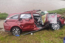 Ô tô con va chạm xe đông lạnh, 1 bé gái tử vong, 9 người bị thương