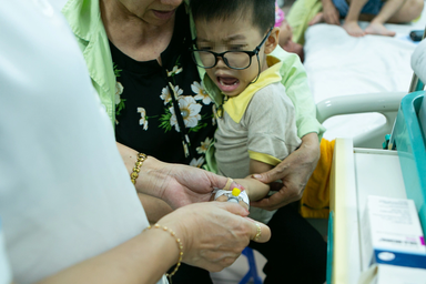 Adenovirus lây truyền như thế nào, đã có vaccine phòng chưa?