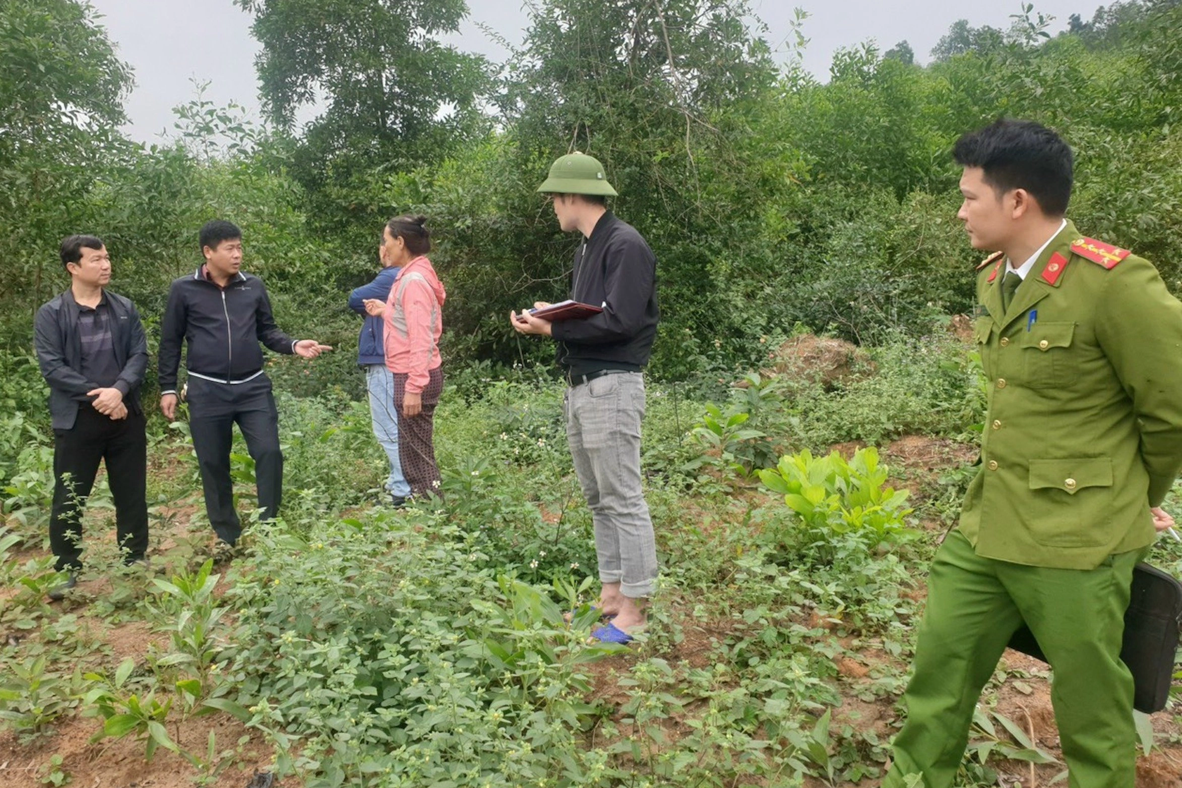 A rendőrség nyomoz egy kétéves kisfiú ügyében, aki rejtélyes módon eltűnt, és nemrég találták meg - 3 Công an đang điều tra vụ bé trai 2 tuổi mất tích bí ẩn vừa được tìm thấy - 3